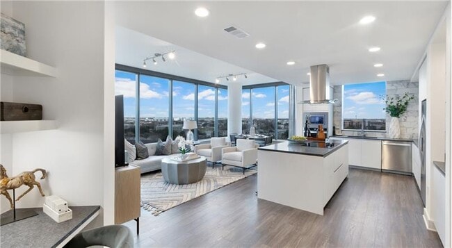 Building Photo - 300 1/2 W 5th St