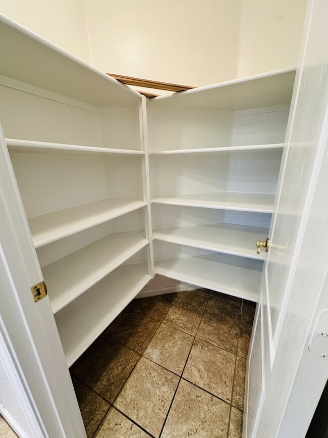 Building Photo - 672 W Raven Dr