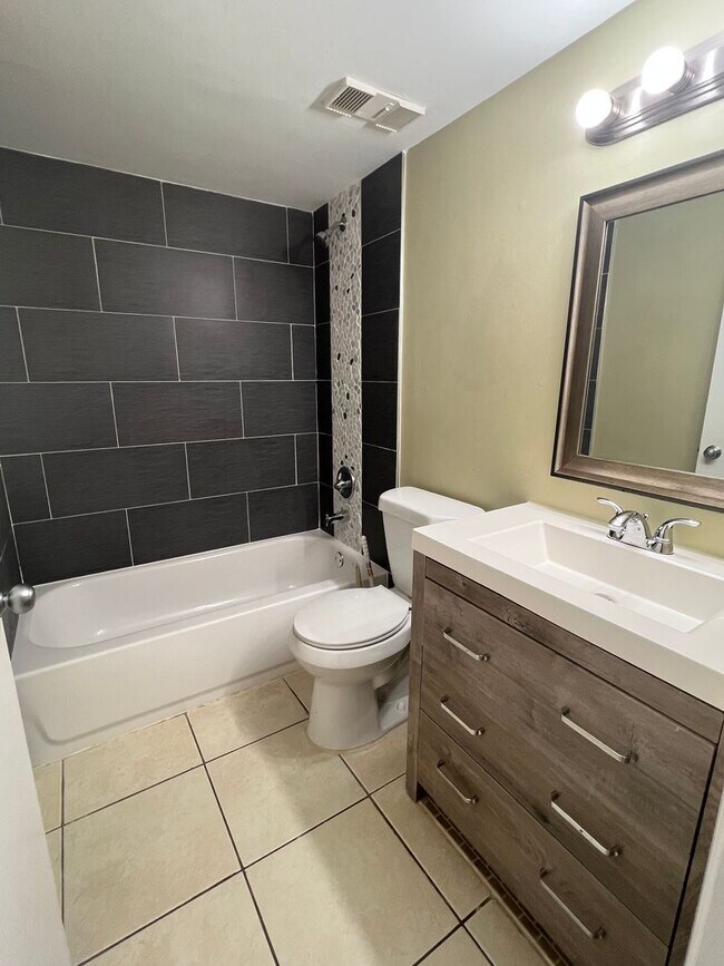 Building Photo - Updated 2 Bed, 2 Bath 1st Floor Condo with Garden Views in Lakes of Jacaranda, Plantation