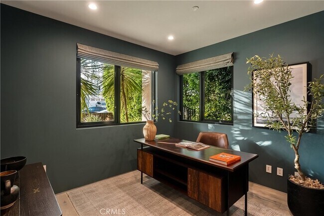 Building Photo - 4242 Vantage Ave