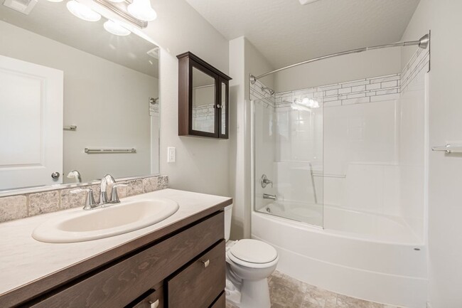 Building Photo - Montrose Rancher 3 bed 2 bath