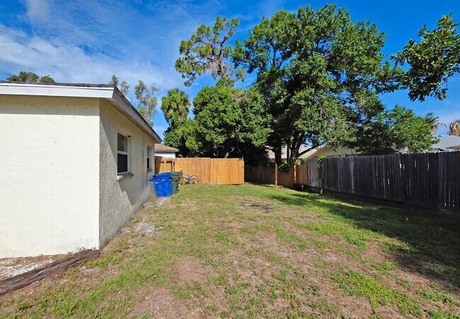 Building Photo - 2/1 Home in suberb location, pet friendly!