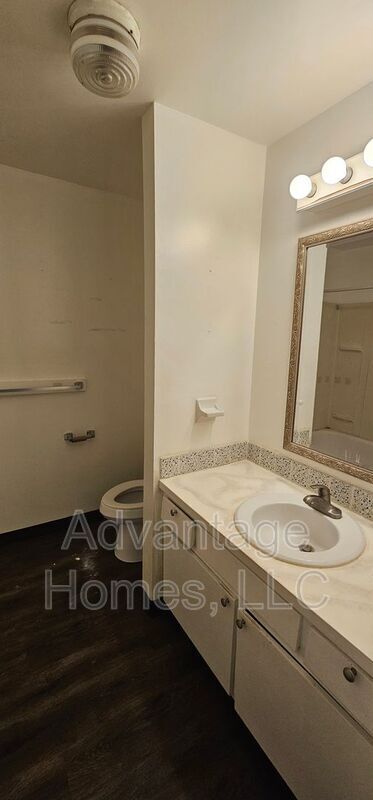 Building Photo - 819 N 70th St