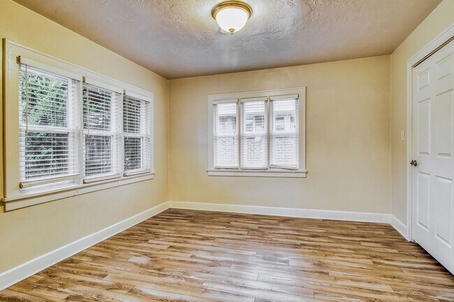 Building Photo - Charming 3-Bed, 1.5-Bath Home with Garage & Modern Comforts - Available NOW!