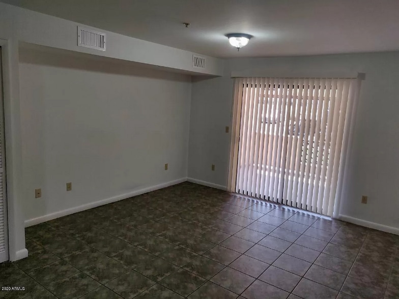 Building Photo - 1005 E 8th St