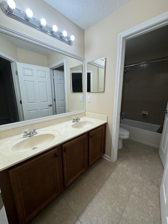 Building Photo - 4 bedroom 3 bath home in the Mandarin/ Sou...