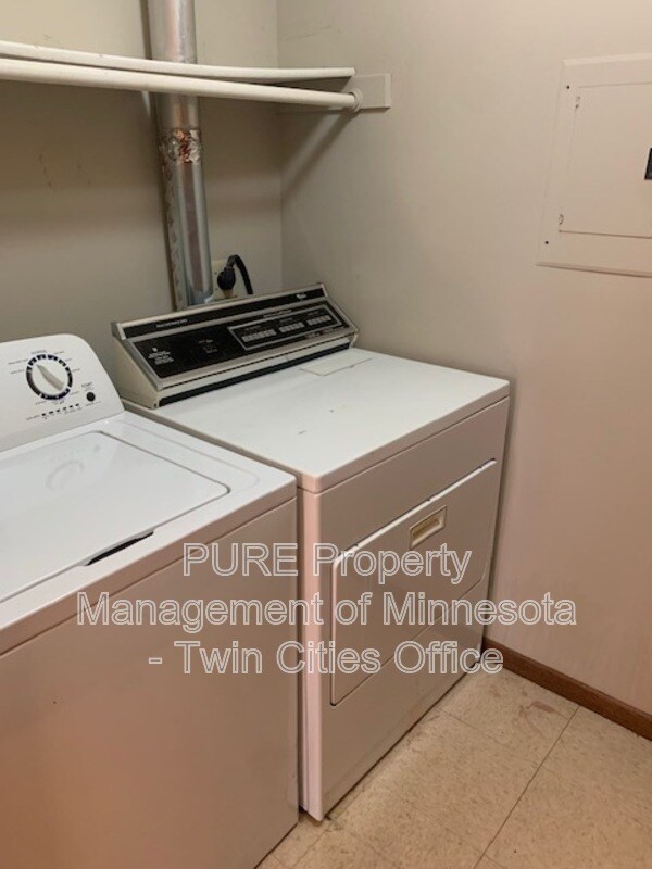 Building Photo - 1696 Pleasant St Apt C