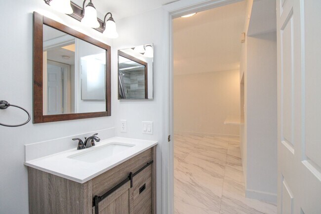 Building Photo - 2/2 REMODELED UNFURNISHED CONDO 1ST FLOOR ...