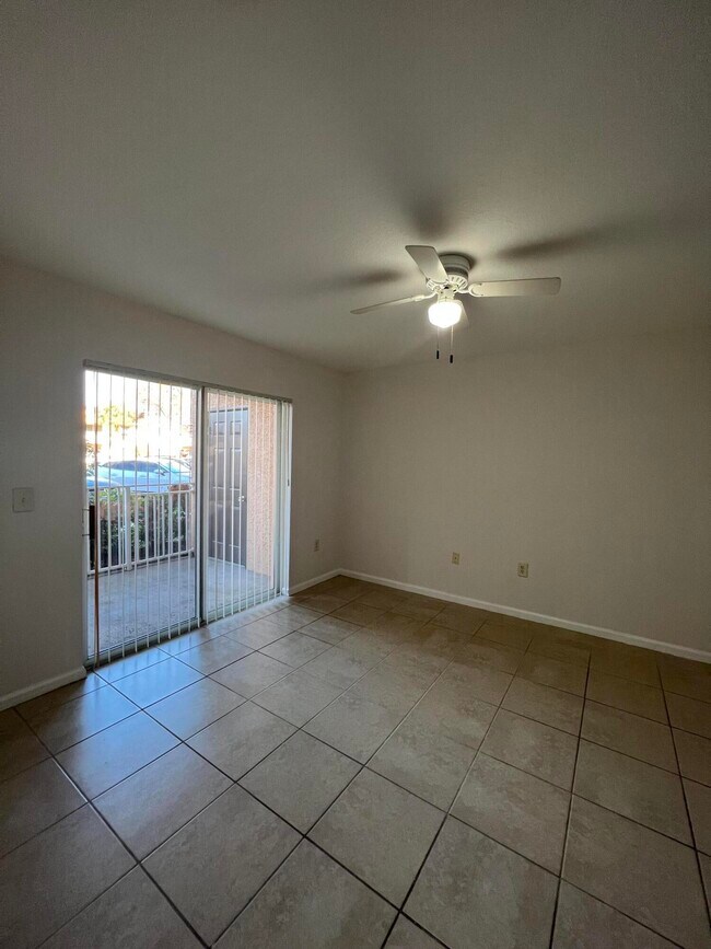 Building Photo - 161 SW Palm Dr