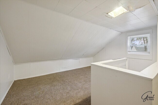 Building Photo - $1200 Warren bungalow