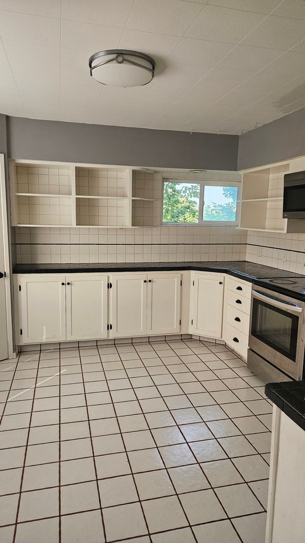 Building Photo - Spacious and privtae duplex in Tacoma