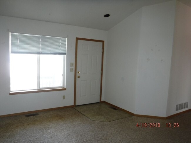 Building Photo - 3 Bedroom Home- Close to Parks and Schools!!- Dog Negotiable!!