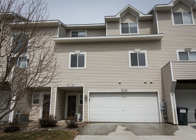 Building Photo - Beautiful 2 Bed/1.5 Bath townhome, with extra large open concept living space - Available Mar 1