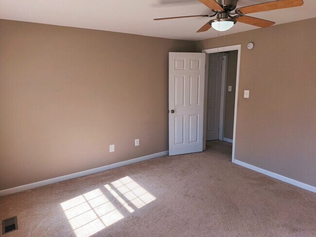 Building Photo - Inviting Townhome in Sterling with Spaciou...