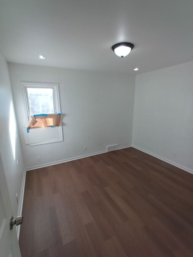 Building Photo - 3 bedroom, 1 bathroom Now Available!