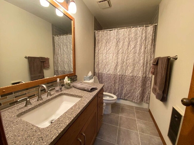 Building Photo - Breathtaking 2-Bed Condo Retreat with Spac...