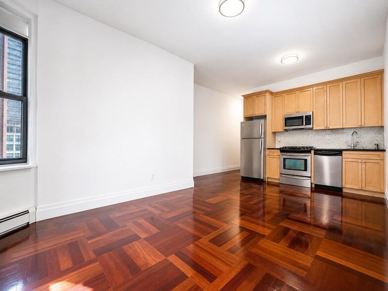 Building Photo - 609 W 137th St