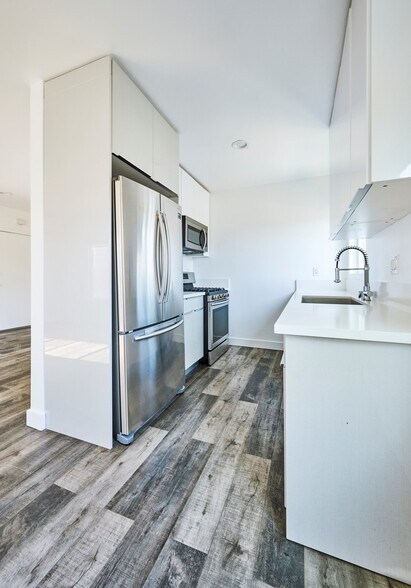 Building Photo - 1333 W 36th Pl