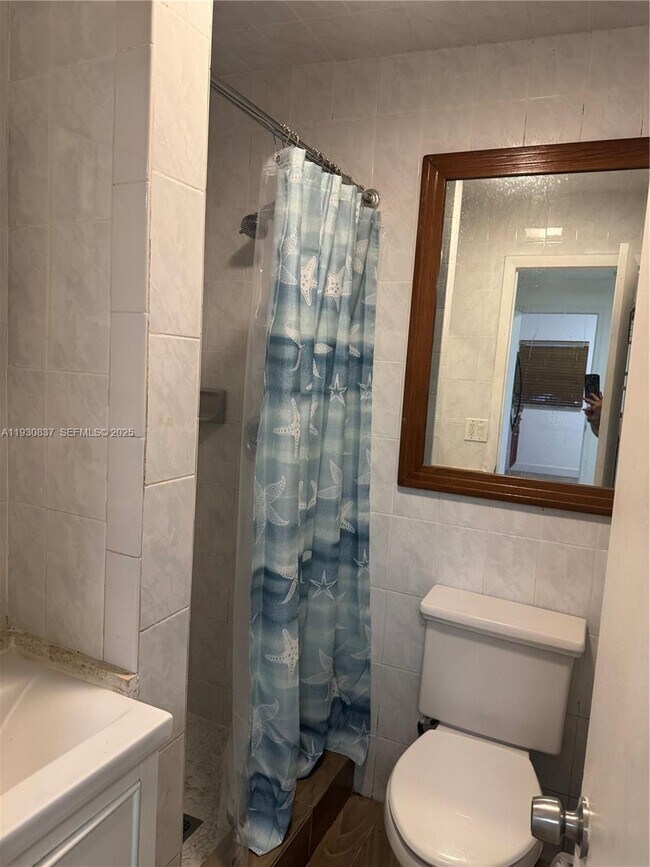 Building Photo - 227 SW 11th Ave