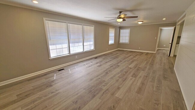 Building Photo - Modern Charm: Spacious 4-Bedroom Home with Inviting Amenities in Valdosta, GA