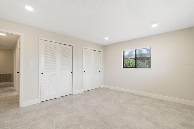 Building Photo - 5008 S Shore Dr