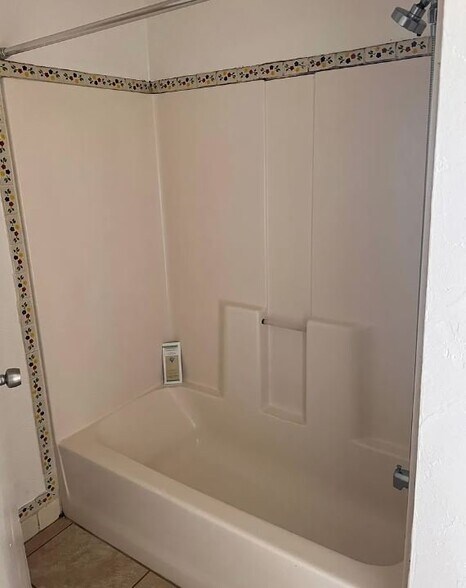 Building Photo - 204 E Palmdale St