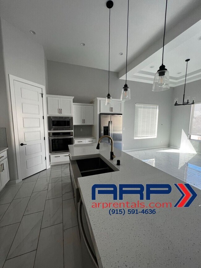 Building Photo - LUXURIOUS HOME FOR RENT
