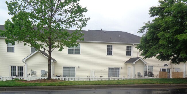 Building Photo - 1206 Maroon Dr