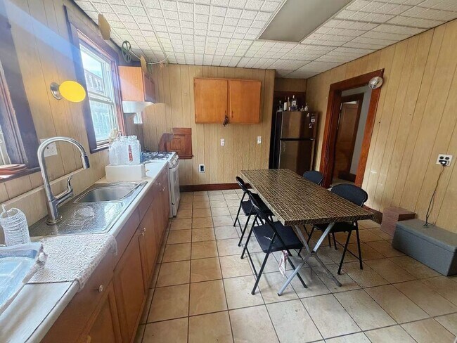 Building Photo - Spacious Unit in Allston