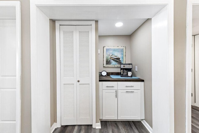 Building Photo - 405 Plantation Rd