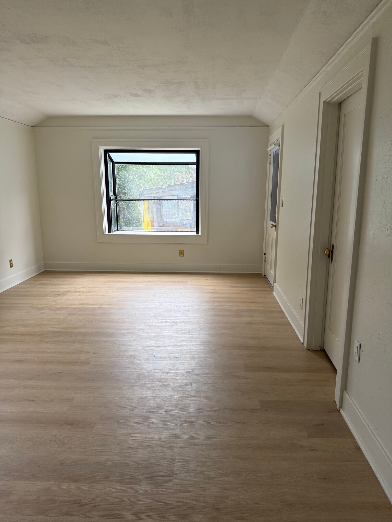 Building Photo - 10048 Interlake Ave N