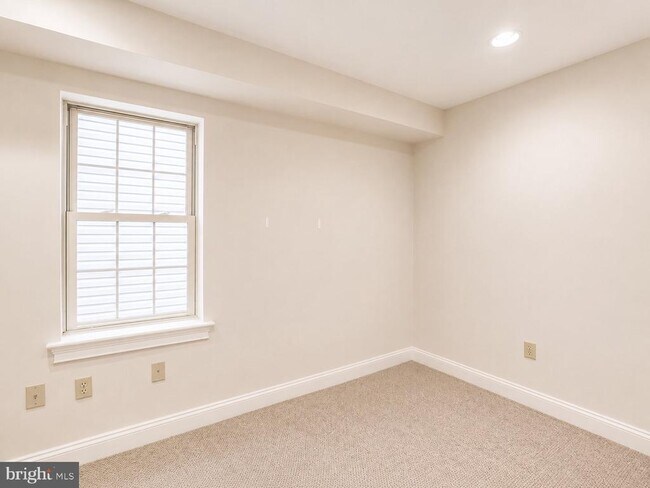 Building Photo - 2542 W Girard Ave