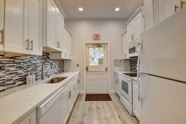 Building Photo - 34 Westgate Ln