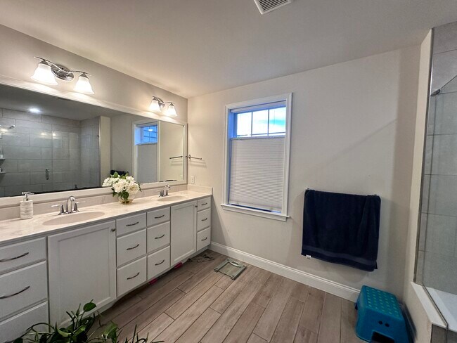 Building Photo - 126 Iron Hill Way