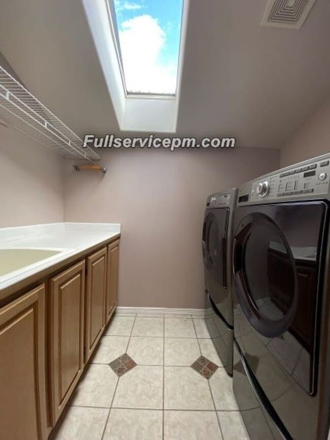 Building Photo - Beautiful Federal Way home you don't want to miss