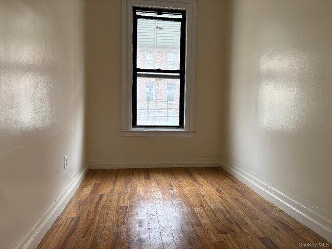 Building Photo - 342 E 194th St