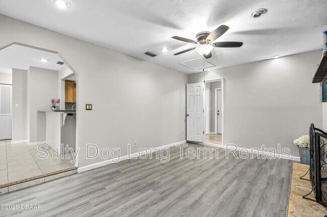 Building Photo - 1702 Carolina Ave