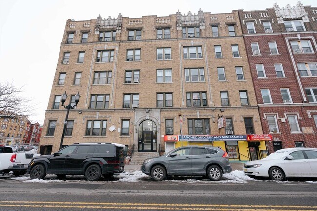 Building Photo - 565 Bergen Ave