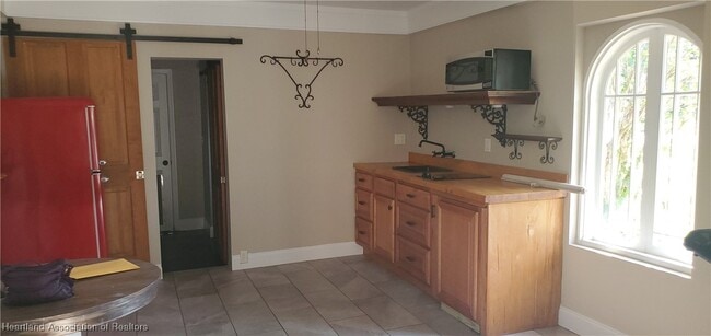 Building Photo - 2650 Lakeview Dr