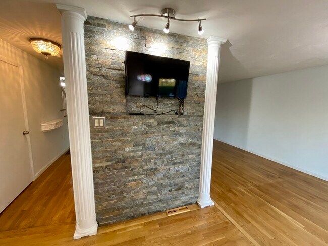 Building Photo - C3 Franklin Square