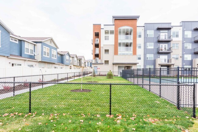 Building Photo - 3 Bedroom/2 bathroom Condo in Sandy