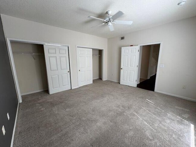 Building Photo - 3 Bedroom Top Floor Condo in Downtown Cele...