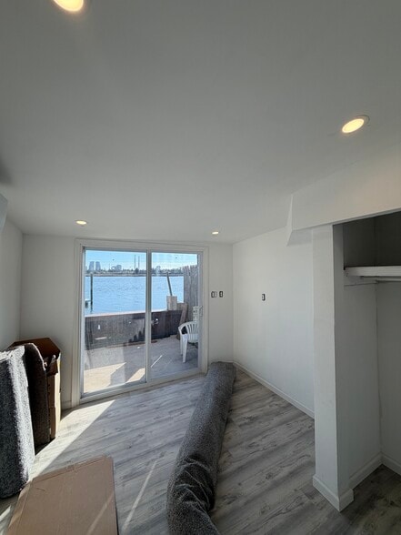 Building Photo - 1658 W Riverside Dr