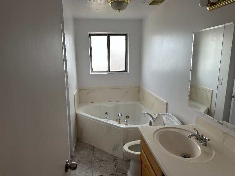 Building Photo - 4981 Greentree Way W