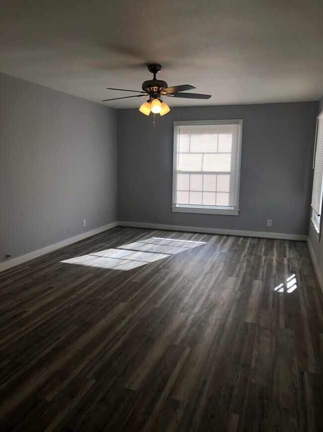 Building Photo - Newly renovated home located in the South ...