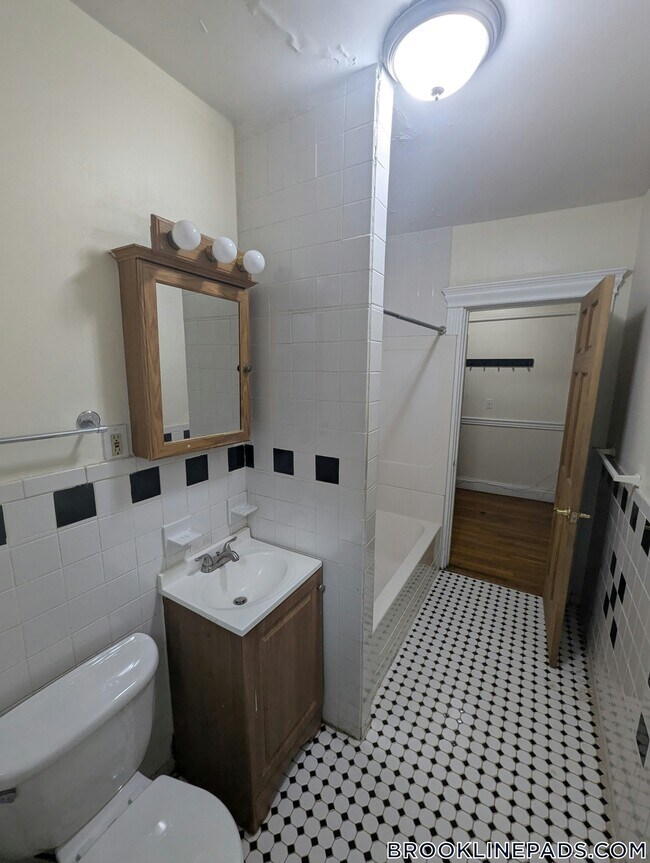 Building Photo - 364 Riverway