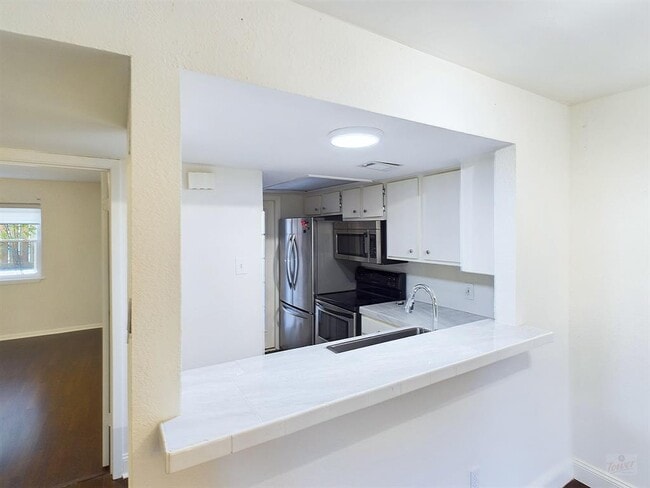 Building Photo - 2104 Cullen Ave