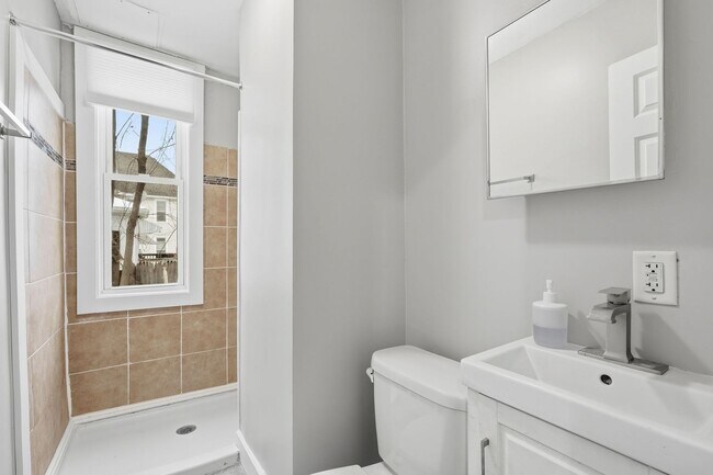 Building Photo - 1-Bed 1-Bath Unit Available Now in St. Paul!