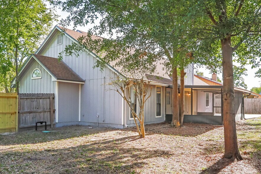 Building Photo - 8468 Hamden Rd