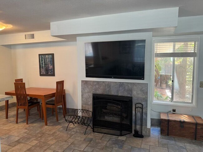 Building Photo - 2 BD 2 BA Condo in Intimate Gated Communit...